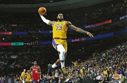 BB贝博关于NBA季后赛赛程吃紧，纽卡斯尔冲刺阶段外线爆发，悬念犹存，轮换策略成焦点的信息